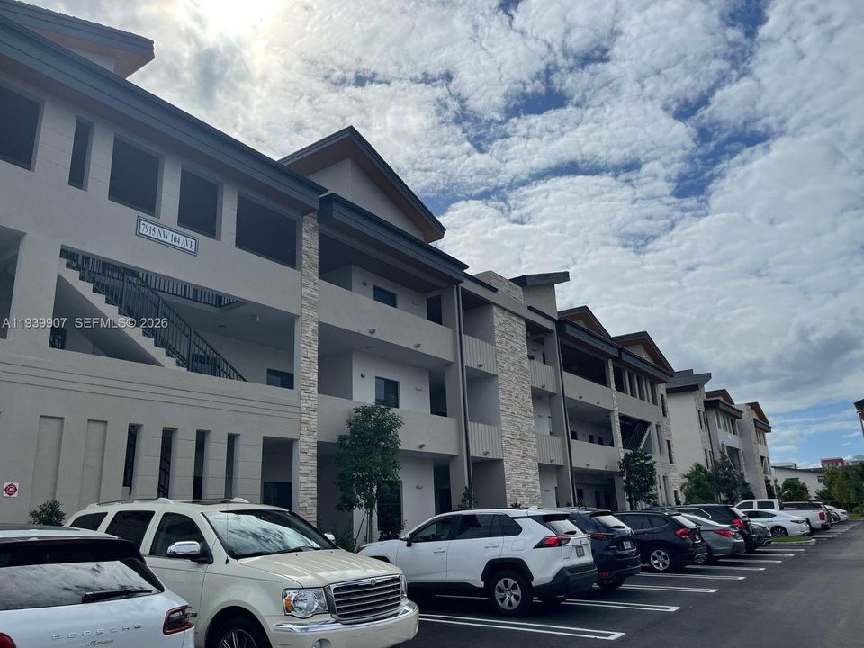 出租: $3,000 (2 贝兹, 2 浴室, 1072 平方英尺)