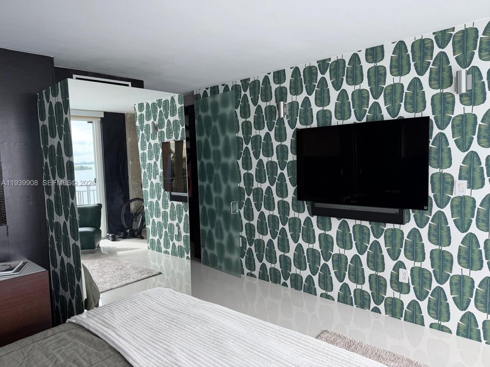 For Sale: $650,000 (1 beds, 1 baths, 1042 Square Feet)