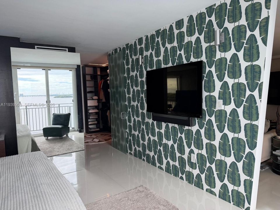 For Sale: $650,000 (1 beds, 1 baths, 1042 Square Feet)