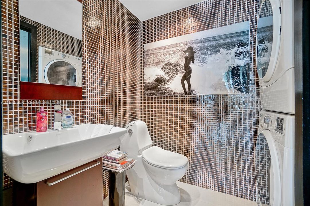 For Sale: $650,000 (1 beds, 1 baths, 1042 Square Feet)