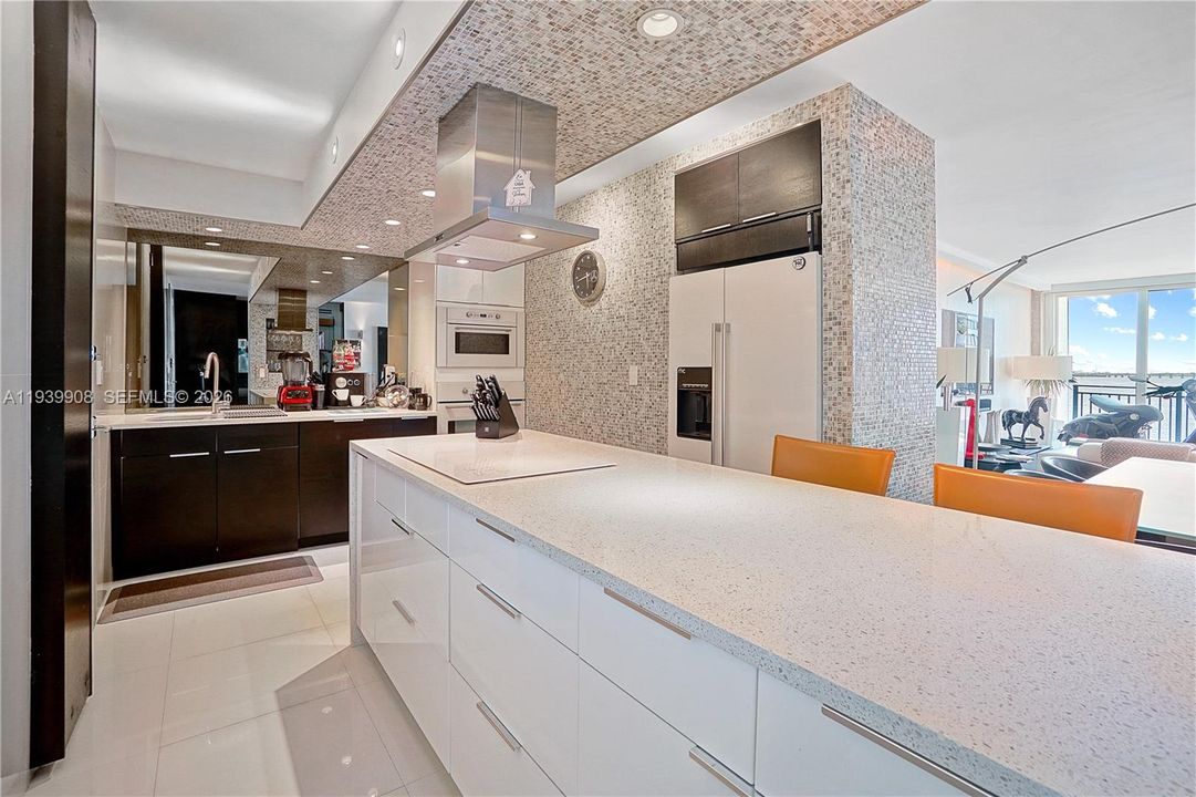 For Sale: $650,000 (1 beds, 1 baths, 1042 Square Feet)