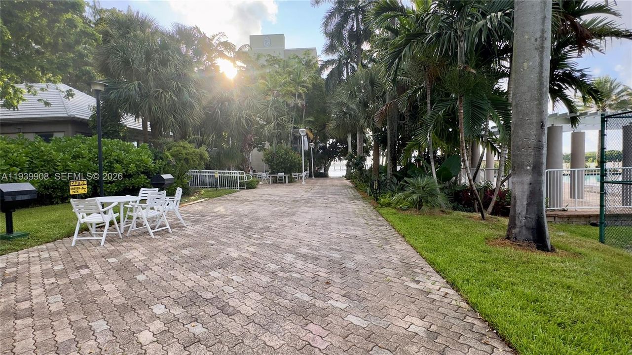 For Sale: $650,000 (1 beds, 1 baths, 1042 Square Feet)