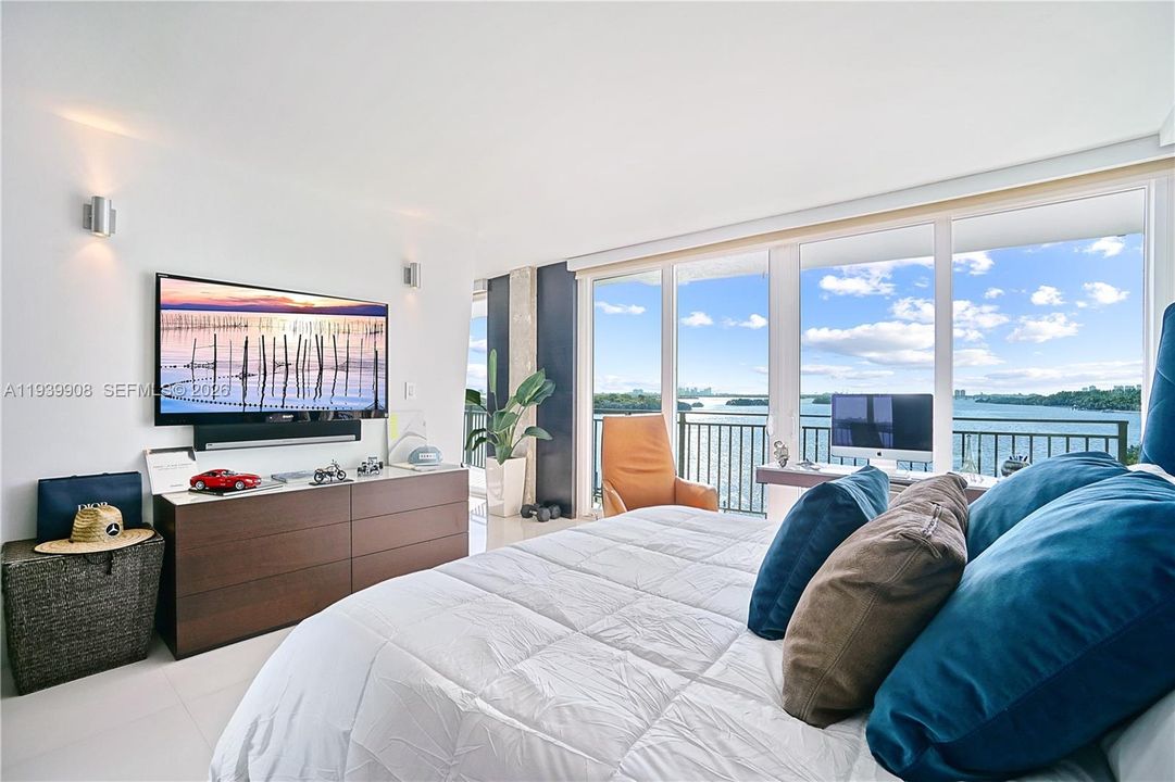 For Sale: $650,000 (1 beds, 1 baths, 1042 Square Feet)