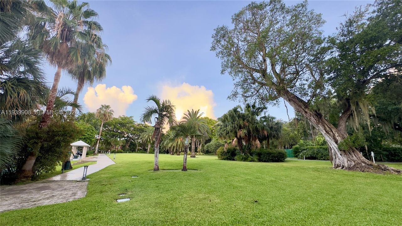 For Sale: $650,000 (1 beds, 1 baths, 1042 Square Feet)