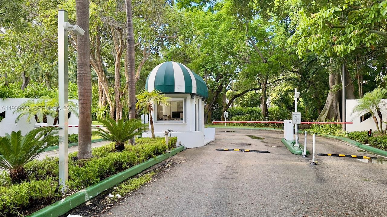 For Sale: $650,000 (1 beds, 1 baths, 1042 Square Feet)