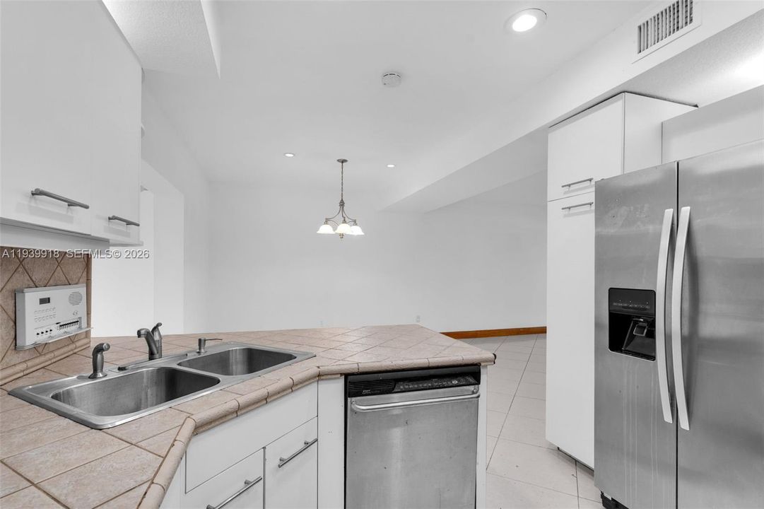 待售: $650,000 (3 贝兹, 2 浴室, 2326 平方英尺)