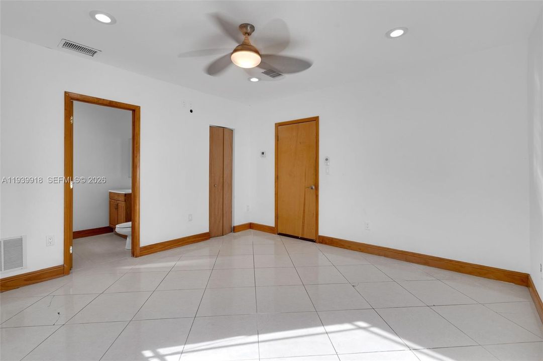 待售: $650,000 (3 贝兹, 2 浴室, 2326 平方英尺)