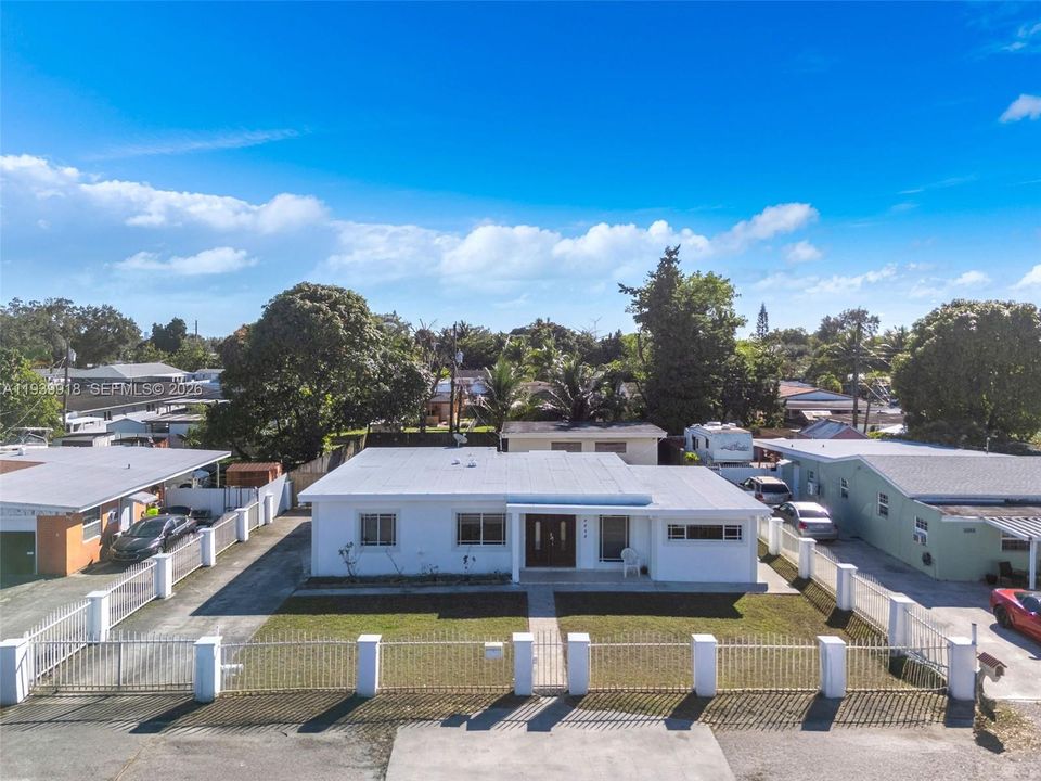 待售: $650,000 (3 贝兹, 2 浴室, 2326 平方英尺)