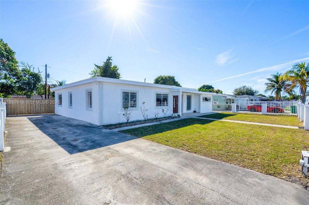 待售: $650,000 (3 贝兹, 2 浴室, 2326 平方英尺)