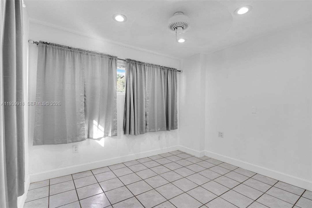 待售: $650,000 (3 贝兹, 2 浴室, 2326 平方英尺)