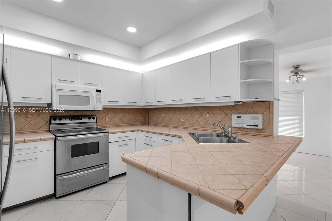 待售: $650,000 (3 贝兹, 2 浴室, 2326 平方英尺)