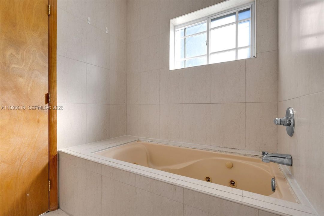 待售: $650,000 (3 贝兹, 2 浴室, 2326 平方英尺)