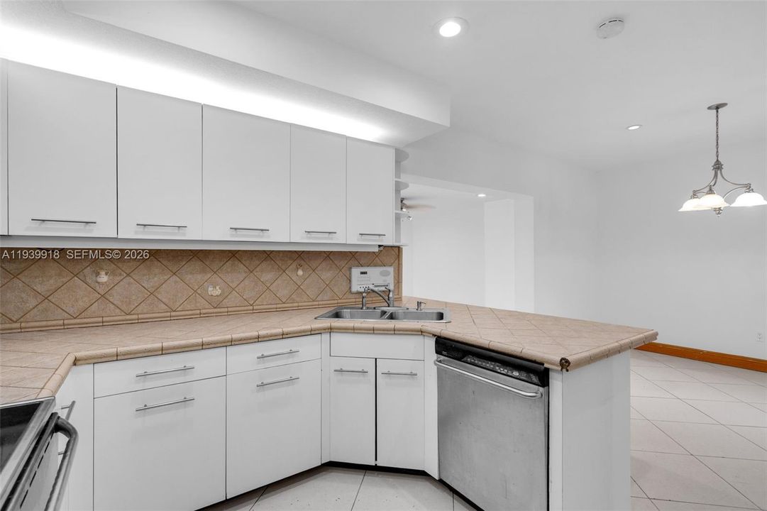 待售: $650,000 (3 贝兹, 2 浴室, 2326 平方英尺)