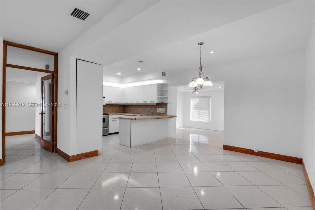 待售: $650,000 (3 贝兹, 2 浴室, 2326 平方英尺)