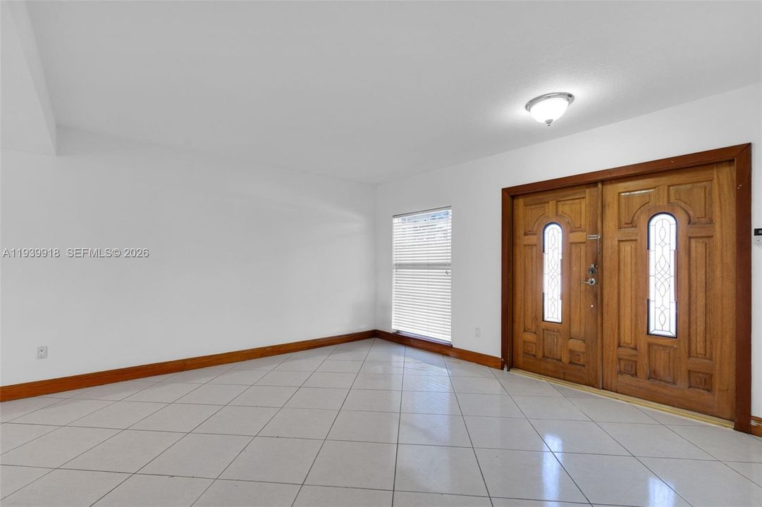 待售: $650,000 (3 贝兹, 2 浴室, 2326 平方英尺)