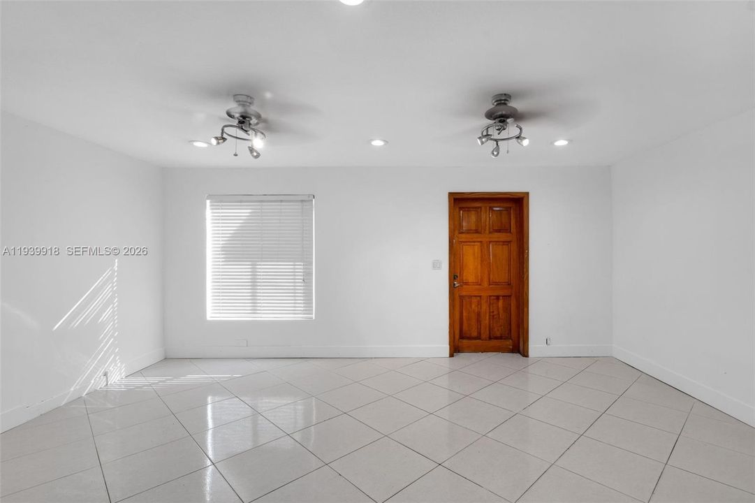 待售: $650,000 (3 贝兹, 2 浴室, 2326 平方英尺)