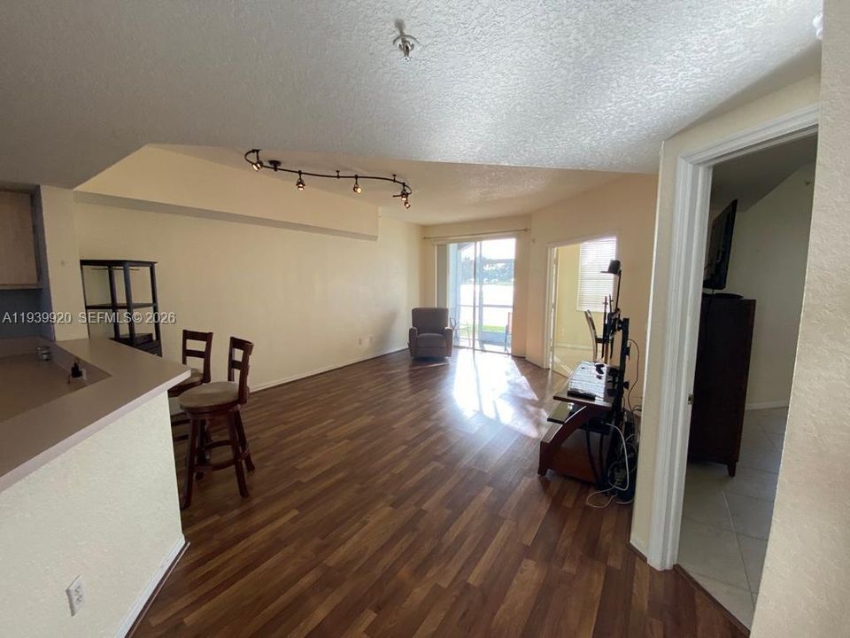 For Rent: $2,350 (2 beds, 1 baths, 1068 Square Feet)