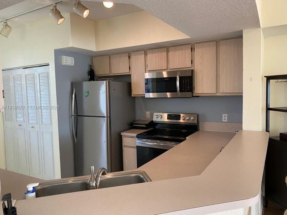 For Rent: $2,350 (2 beds, 1 baths, 1068 Square Feet)