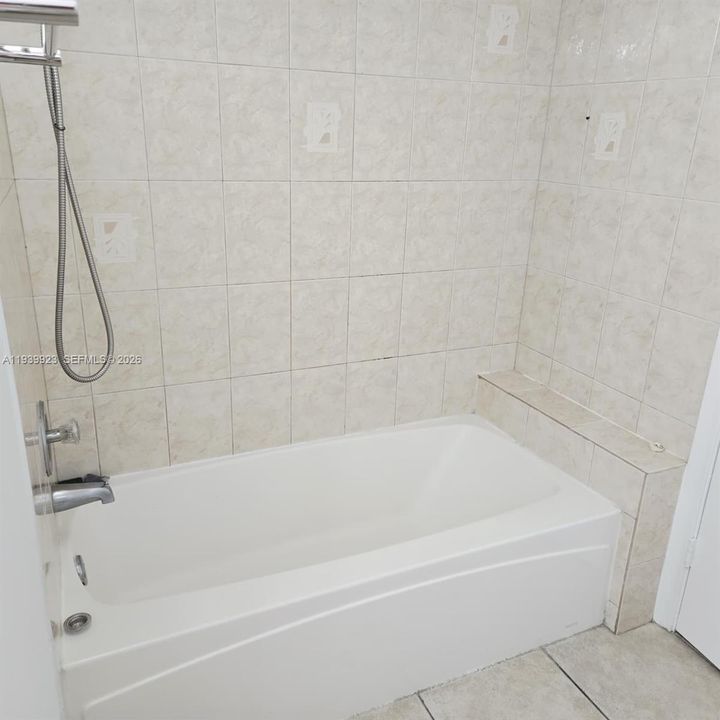 出租: $1,640 (1 贝兹, 1 浴室, 760 平方英尺)