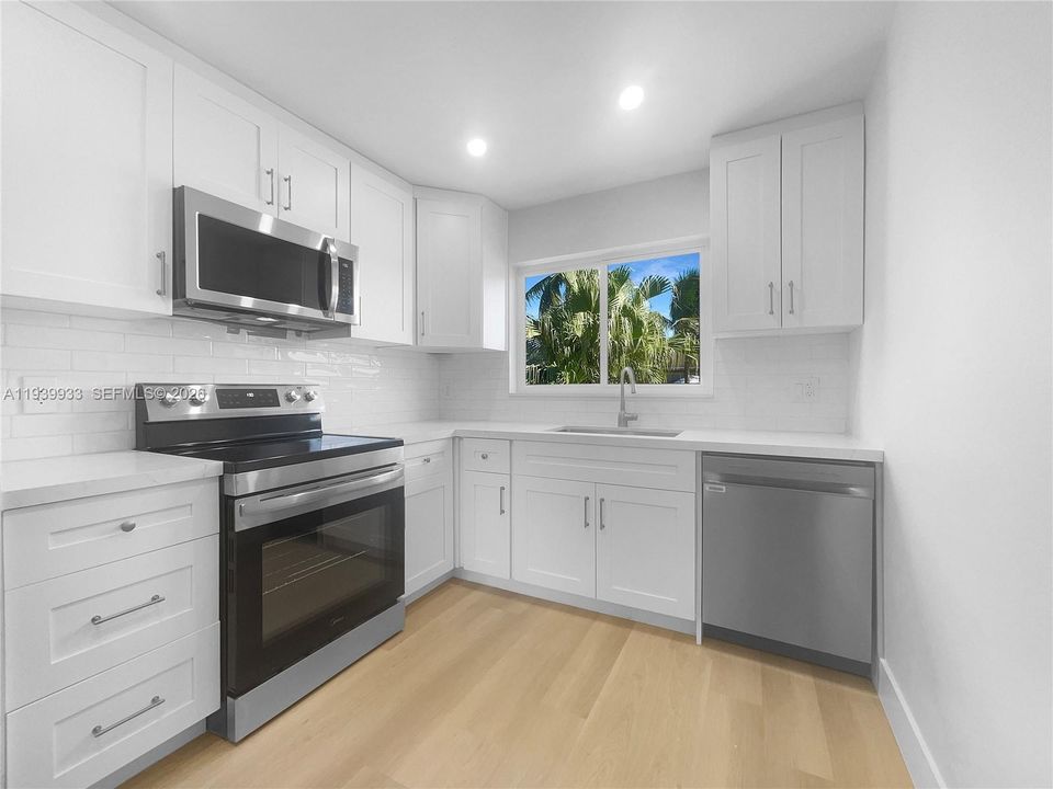 For Sale: $390,000 (3 beds, 2 baths, 999 Square Feet)