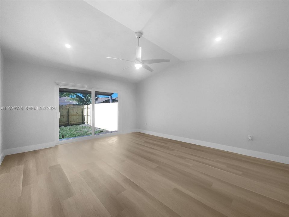 For Sale: $390,000 (3 beds, 2 baths, 999 Square Feet)