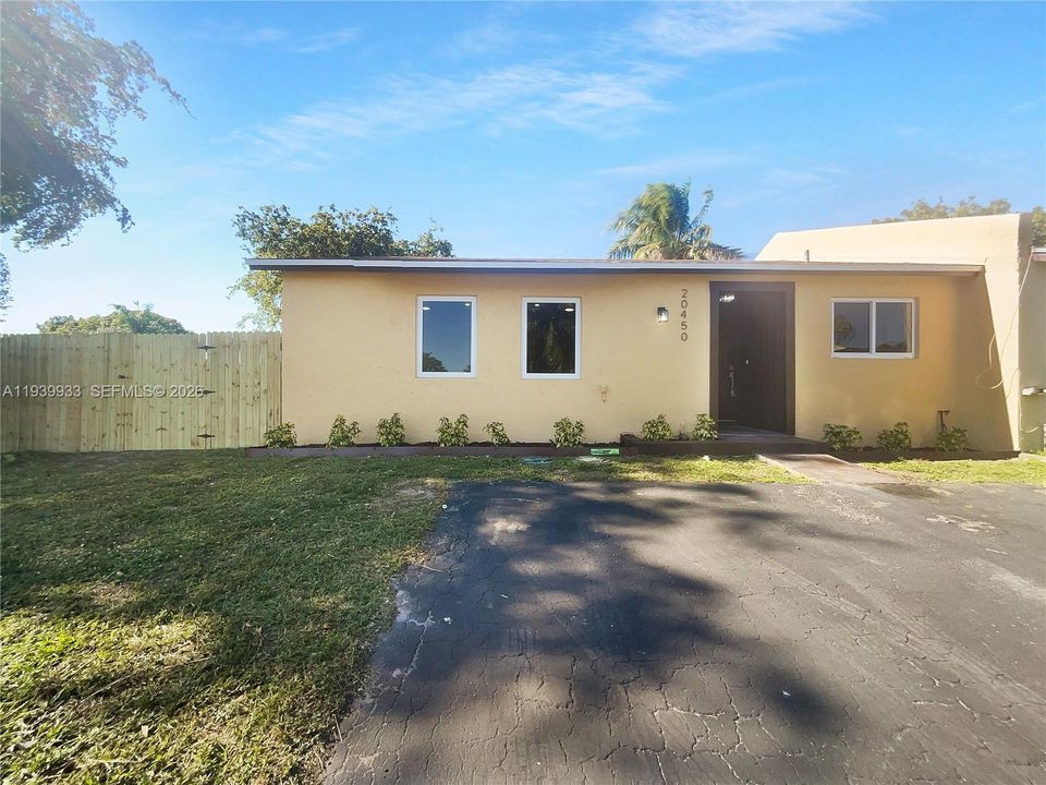 For Sale: $390,000 (3 beds, 2 baths, 999 Square Feet)