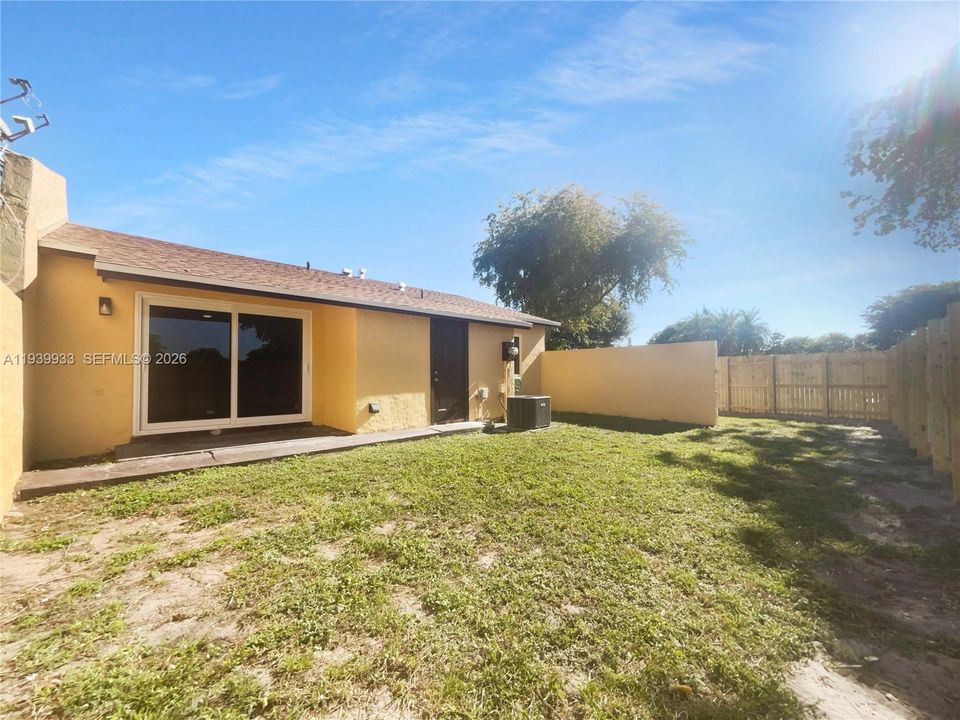 For Sale: $390,000 (3 beds, 2 baths, 999 Square Feet)