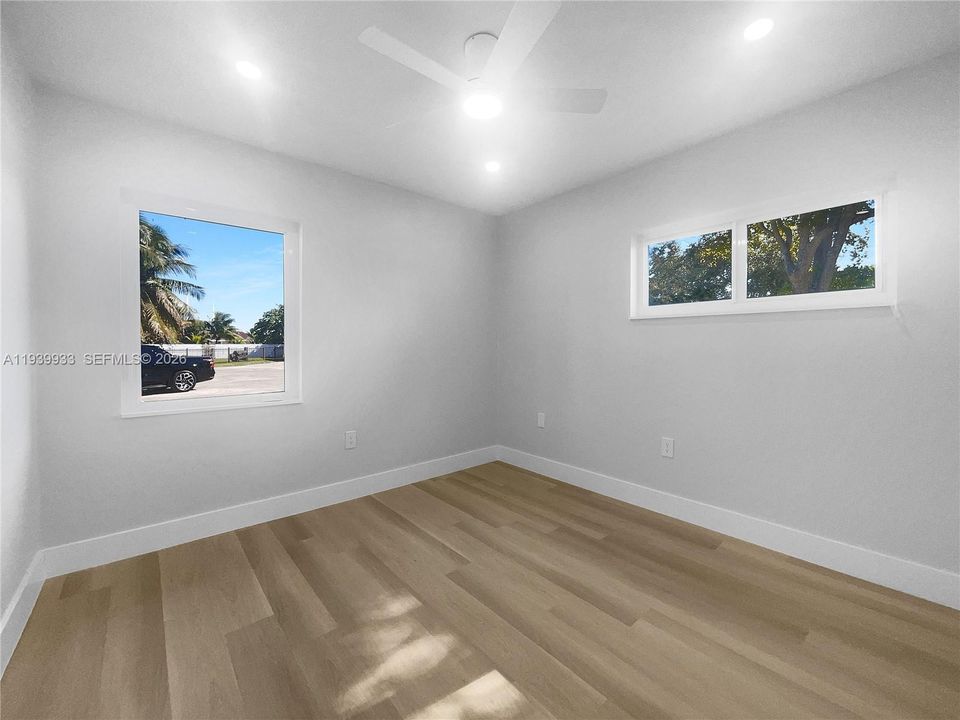 For Sale: $390,000 (3 beds, 2 baths, 999 Square Feet)