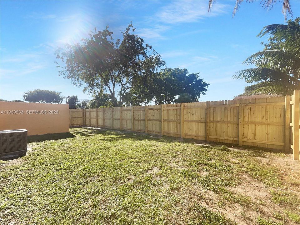 For Sale: $390,000 (3 beds, 2 baths, 999 Square Feet)