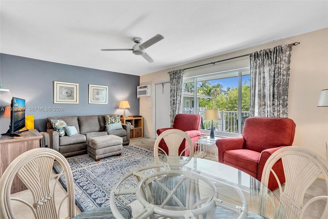 For Sale: $250,000 (1 beds, 1 baths, 530 Square Feet)