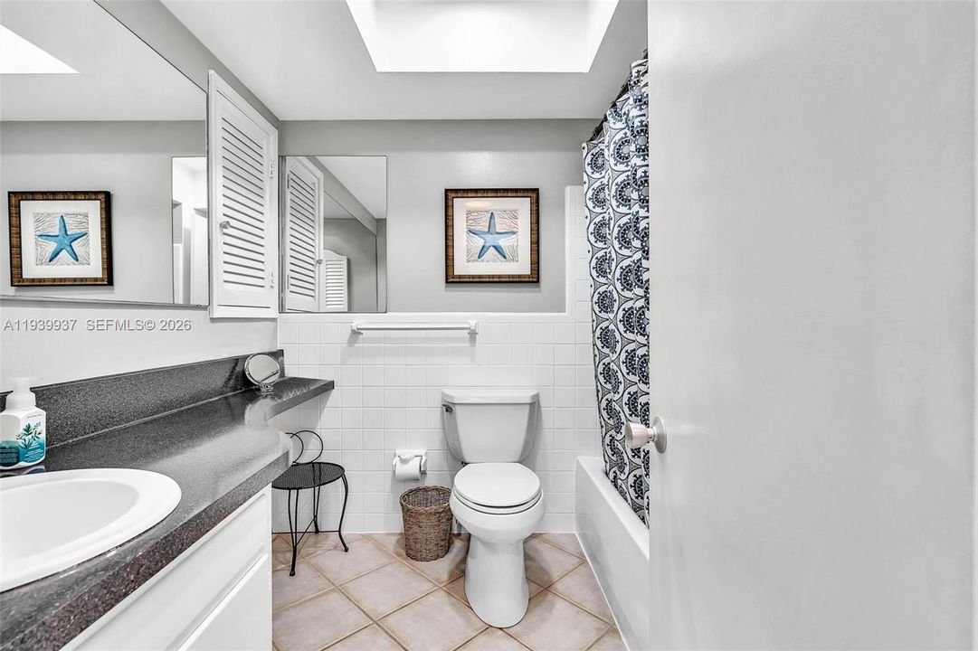 For Sale: $250,000 (1 beds, 1 baths, 530 Square Feet)