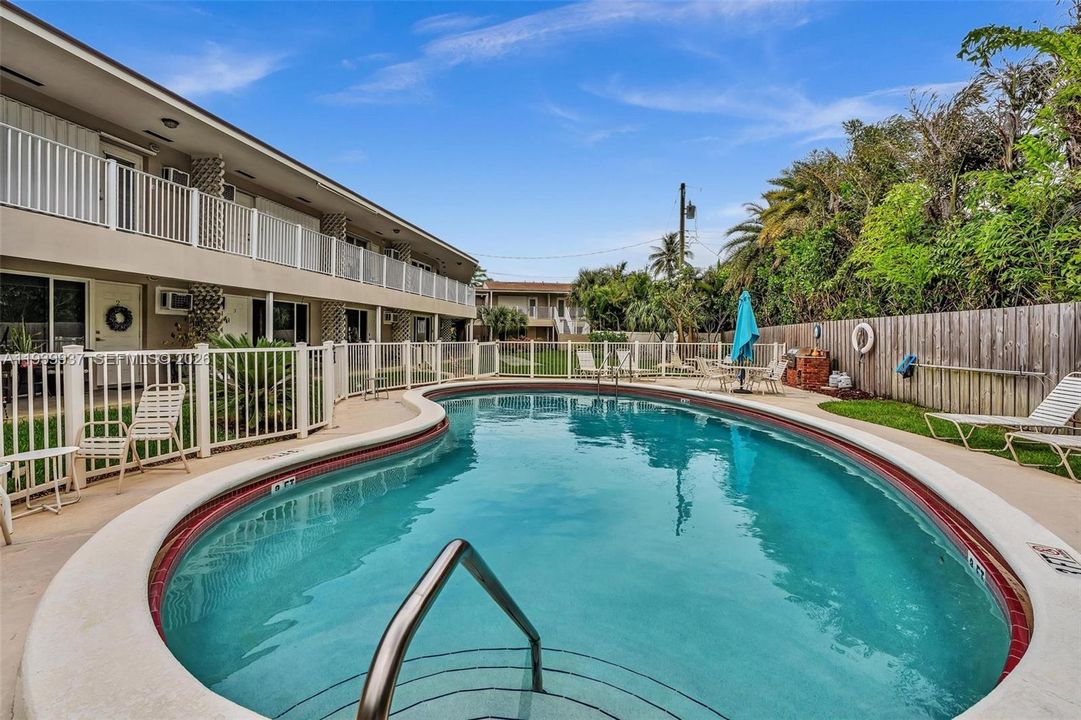 For Sale: $250,000 (1 beds, 1 baths, 530 Square Feet)