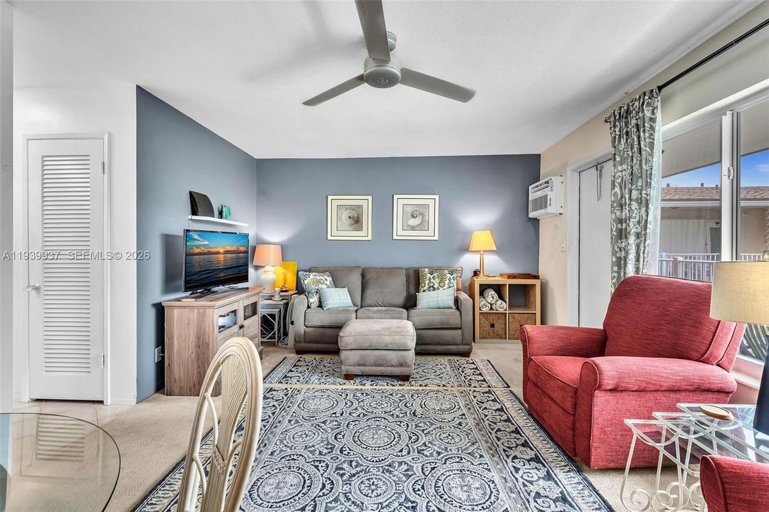 For Sale: $250,000 (1 beds, 1 baths, 530 Square Feet)