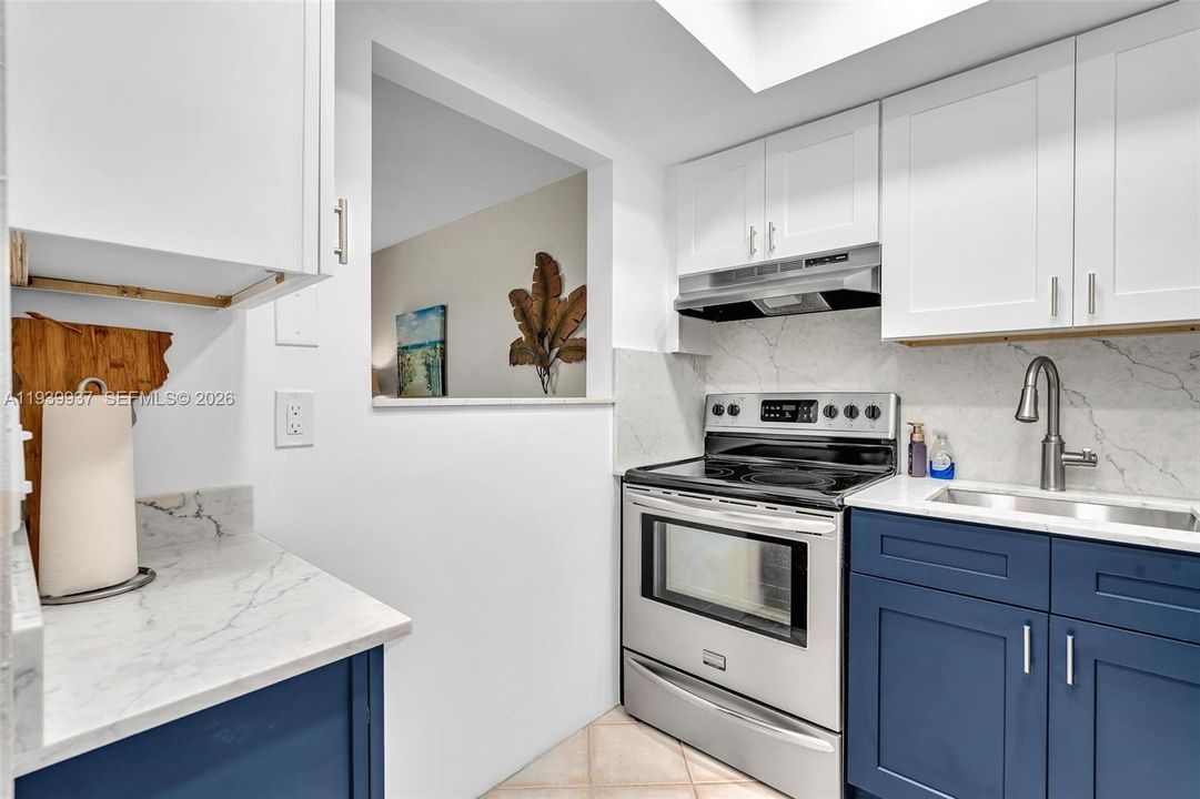 For Sale: $250,000 (1 beds, 1 baths, 530 Square Feet)