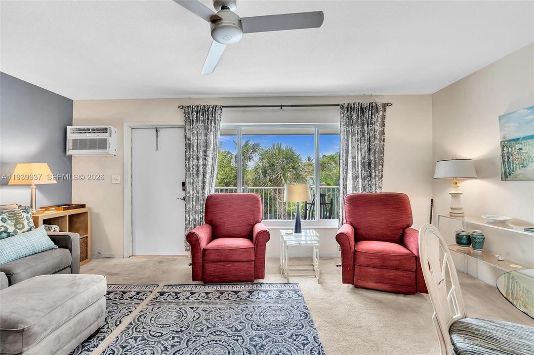 For Sale: $250,000 (1 beds, 1 baths, 530 Square Feet)