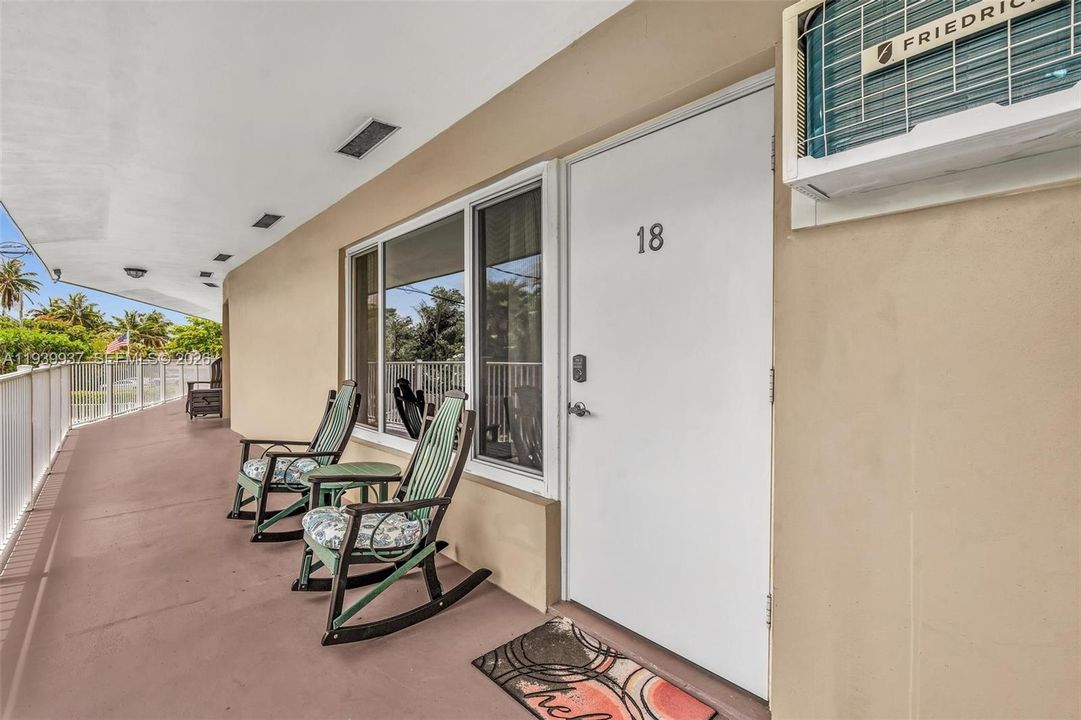 For Sale: $250,000 (1 beds, 1 baths, 530 Square Feet)