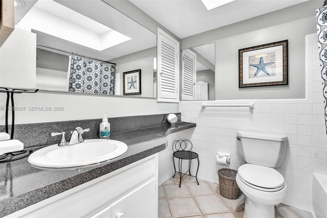 For Sale: $250,000 (1 beds, 1 baths, 530 Square Feet)