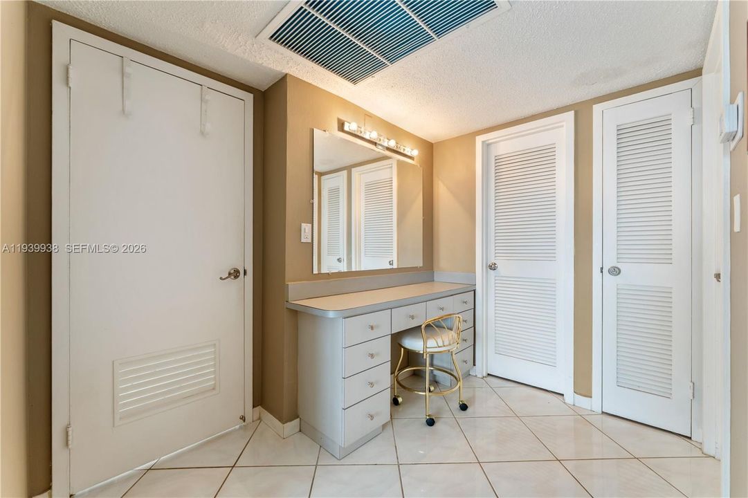 En Venta: $437,000 (2 camas, 2 baños, 1100 Pies cuadrados)