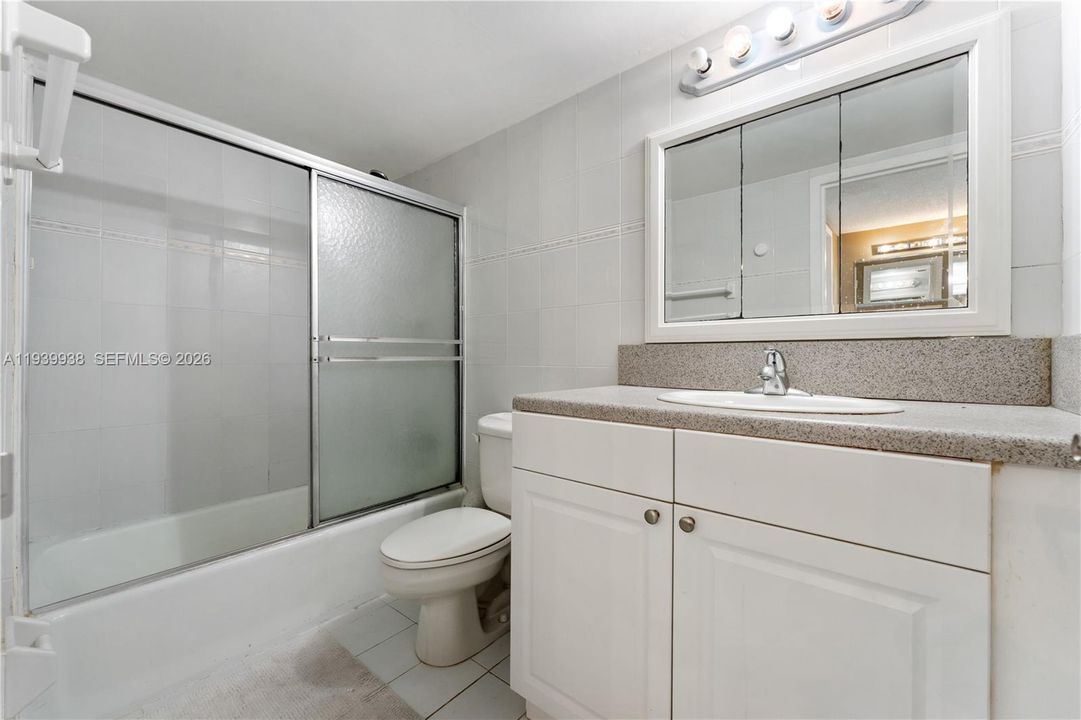 En Venta: $437,000 (2 camas, 2 baños, 1100 Pies cuadrados)