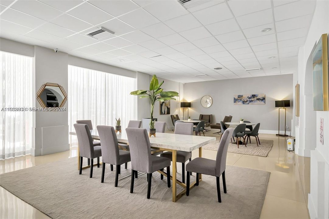 En Venta: $437,000 (2 camas, 2 baños, 1100 Pies cuadrados)