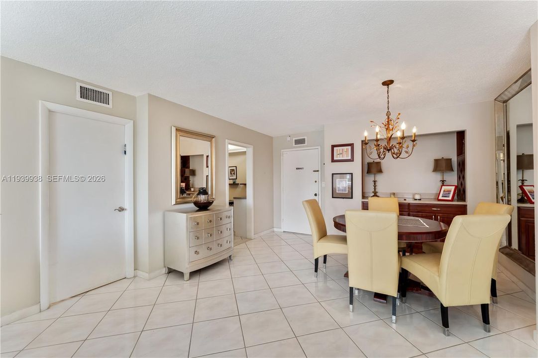 En Venta: $437,000 (2 camas, 2 baños, 1100 Pies cuadrados)