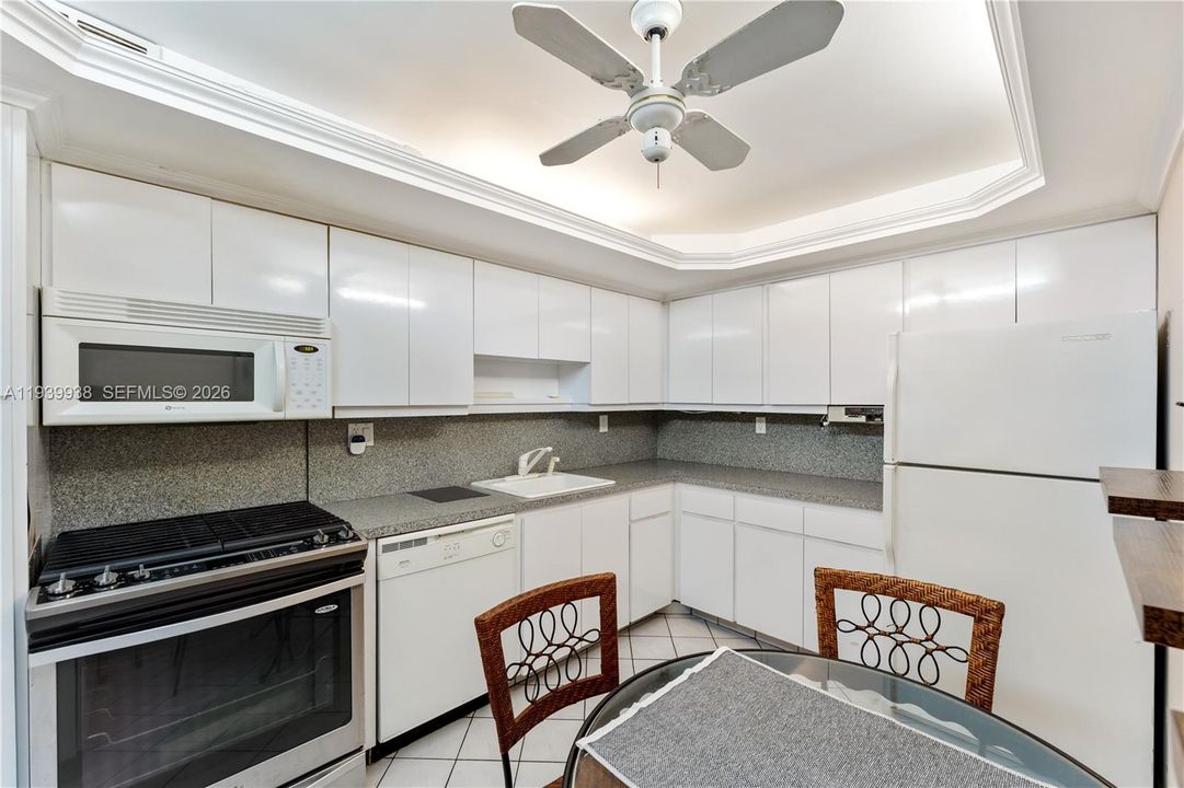 En Venta: $437,000 (2 camas, 2 baños, 1100 Pies cuadrados)