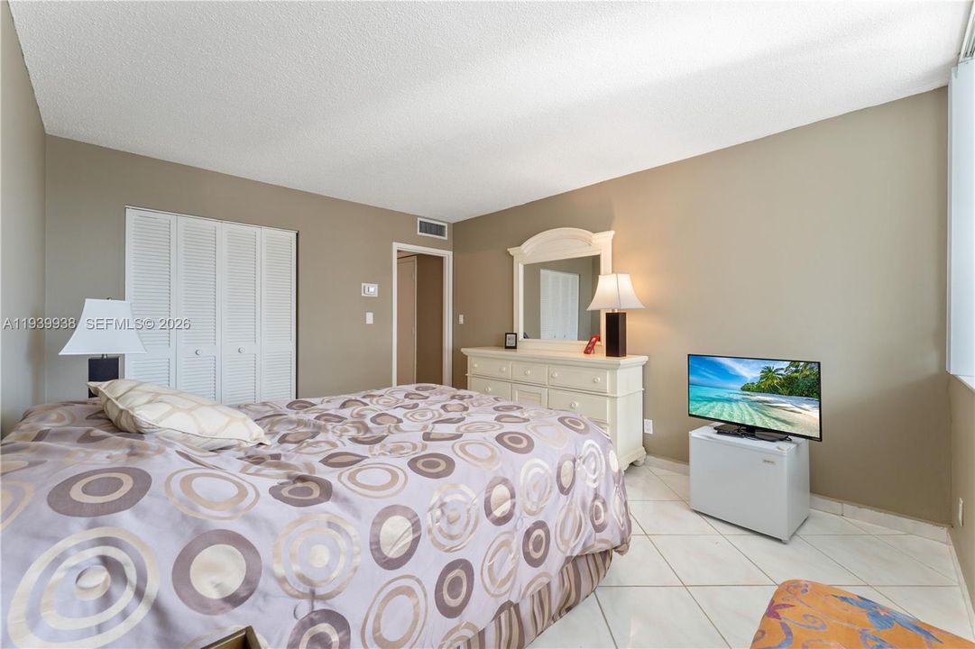 En Venta: $437,000 (2 camas, 2 baños, 1100 Pies cuadrados)