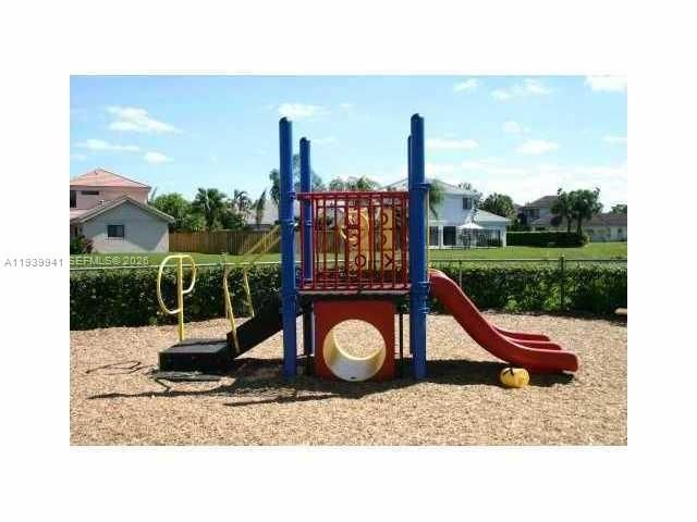 For Rent: $1,750 (1 beds, 1 baths, 806 Square Feet)