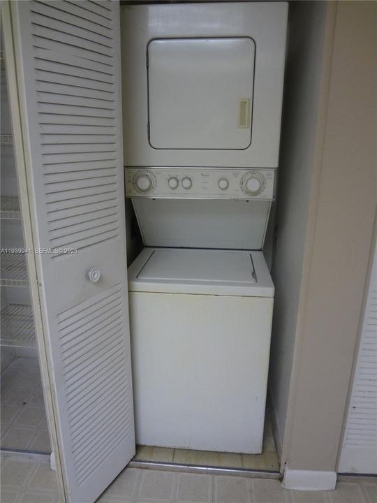 For Rent: $1,750 (1 beds, 1 baths, 806 Square Feet)