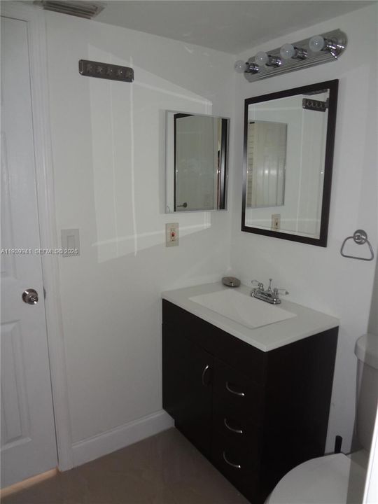 For Rent: $1,750 (1 beds, 1 baths, 806 Square Feet)