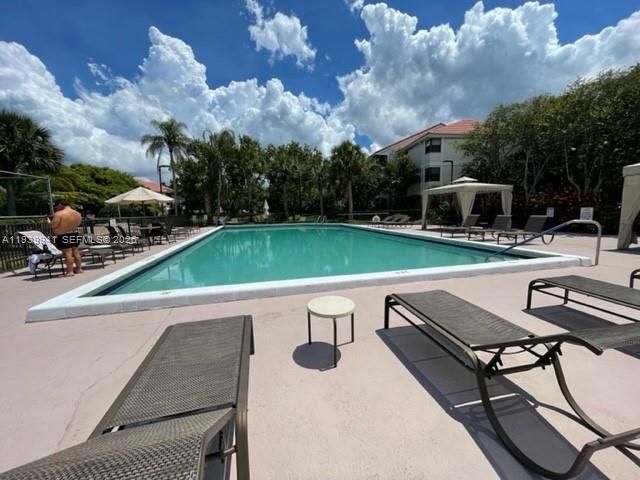 For Rent: $1,750 (1 beds, 1 baths, 806 Square Feet)