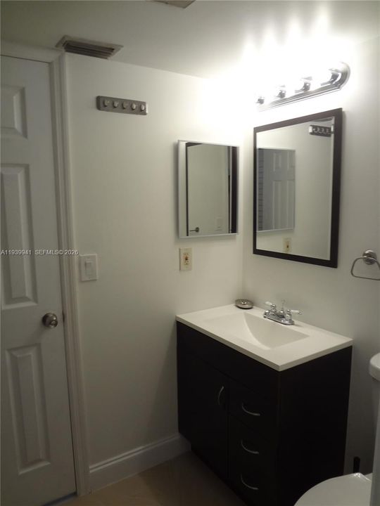 For Rent: $1,750 (1 beds, 1 baths, 806 Square Feet)