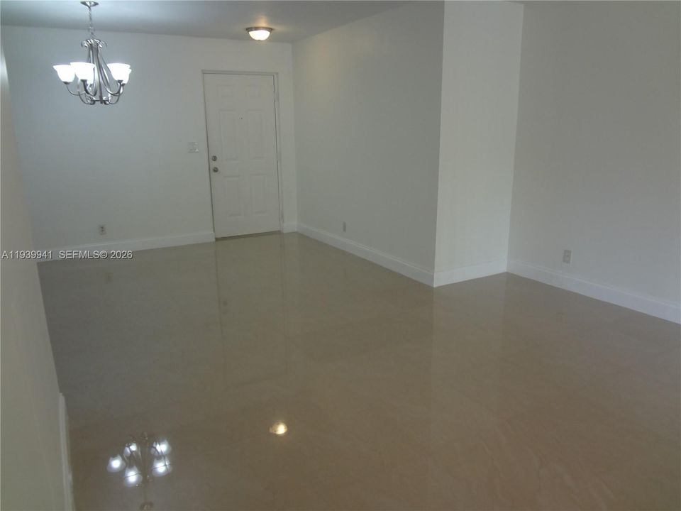 For Rent: $1,750 (1 beds, 1 baths, 806 Square Feet)