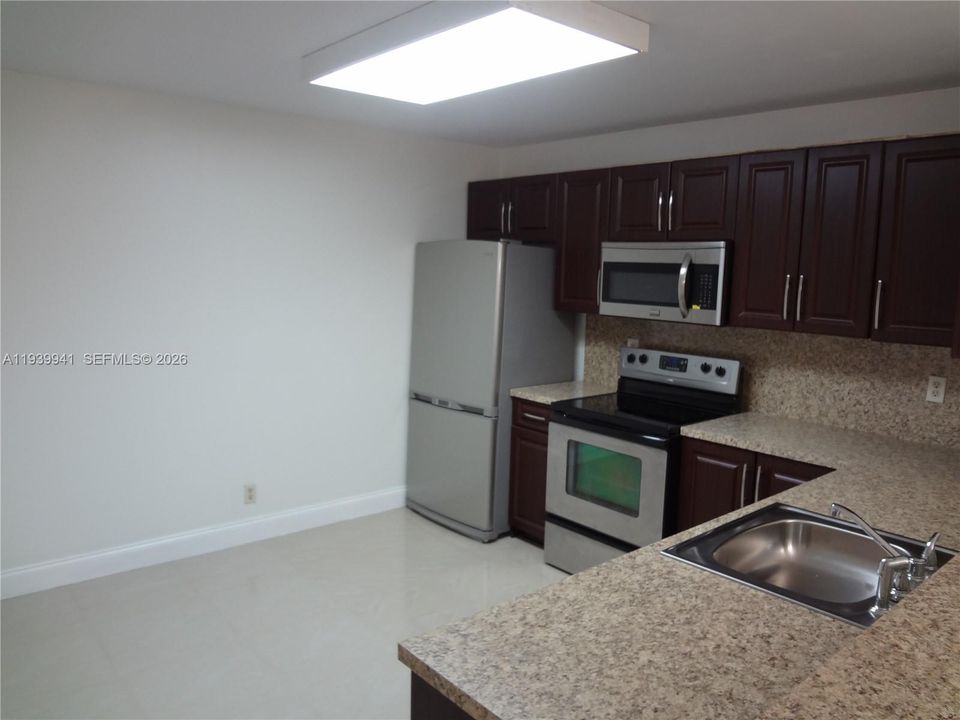 For Rent: $1,750 (1 beds, 1 baths, 806 Square Feet)